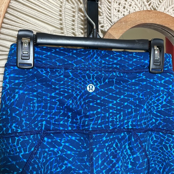 Lululemon Blue Snake Criss Cross Leggings Size 4 Pure Practice Hero Kayak Samba - Picture 5 of 7